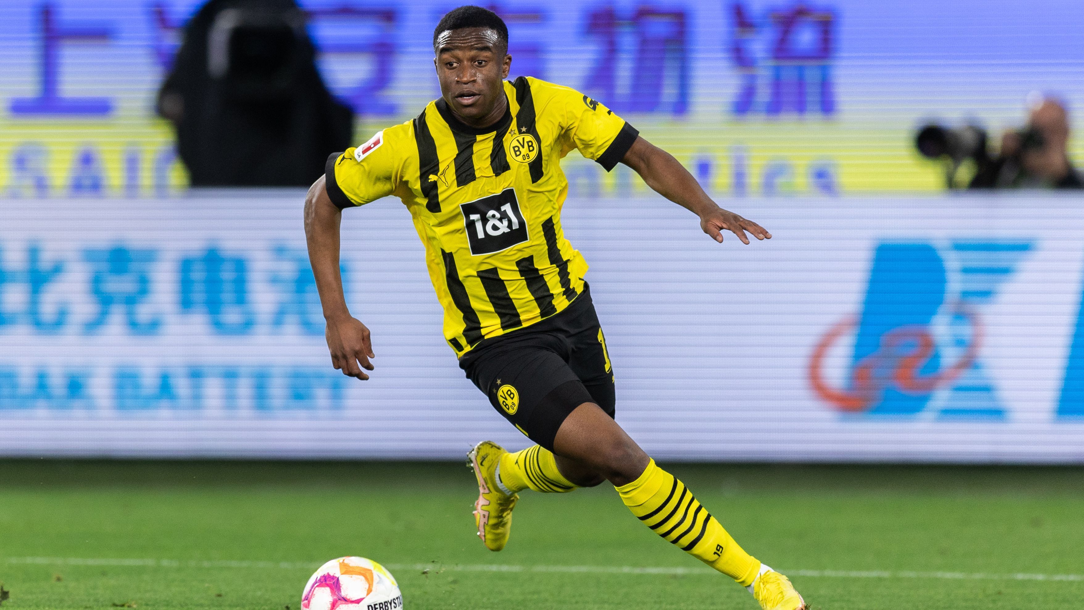 
                <strong>BVB geht bei Youssoufa Moukoko wohl an die finanzielle Schmerzgrenze</strong><br>
                Kann Borussia Dortmund Sturm-Juwel Youssoufa Moukoko doch langfristig an sich binden? Wie die "Bild" berichtet, ist sein Berater Patrick Williams derzeit zu Verhandlungen im Trainingslager in Marbella. Demnach geht der Klub im Werben um den 18-Jährigen bis an die finanzielle Schmerzgrenze und soll einen Vierjahresvertrag plus Option geboten haben, bei dem Moukoko bis zu sechs Millionen Euro jährlich verdienen würde. Zusätzlich soll der deutsche Nationalspieler dabei ein Handgeld von zehn Mio. Euro kassieren. Und auch der Berater soll dem Bericht zu Folge eine Extrazahlung von rund fünf Mio. Euro als Teil des vorgeschlagenen Deals bekommen sowie eine handelsübliche Beraterprovision von zehn Prozent des Gehalts. Der BVB würde also ein Gesamtpaket im Wert von über 40 Mio. Euro für den Youngster schnüren, dessen Vertrag im Sommer ausläuft und der entsprechend abslösefrei wechseln dürfte. Ob die Ansprüche der Spielerseite mit dem neuerlichen Angebot befriedigt werden, geht aus dem Bericht nicht hervor. BVB-Boss Hans-Joachim Watzke erklärte gegenüber "Sky" zum verbesserten Angebot des Klubs jedoch unmissverständlich: "Wenn das (die Vorstellungen beider Parteien, Anm. d. Red.) nicht deckungsgleich ist, wird die Zusammenarbeit eben nicht weitergeführt. Das ist die letzte Konsequenz, was auch passieren kann. Aber wir hoffen natürlich, dass er bei uns bleibt."
              