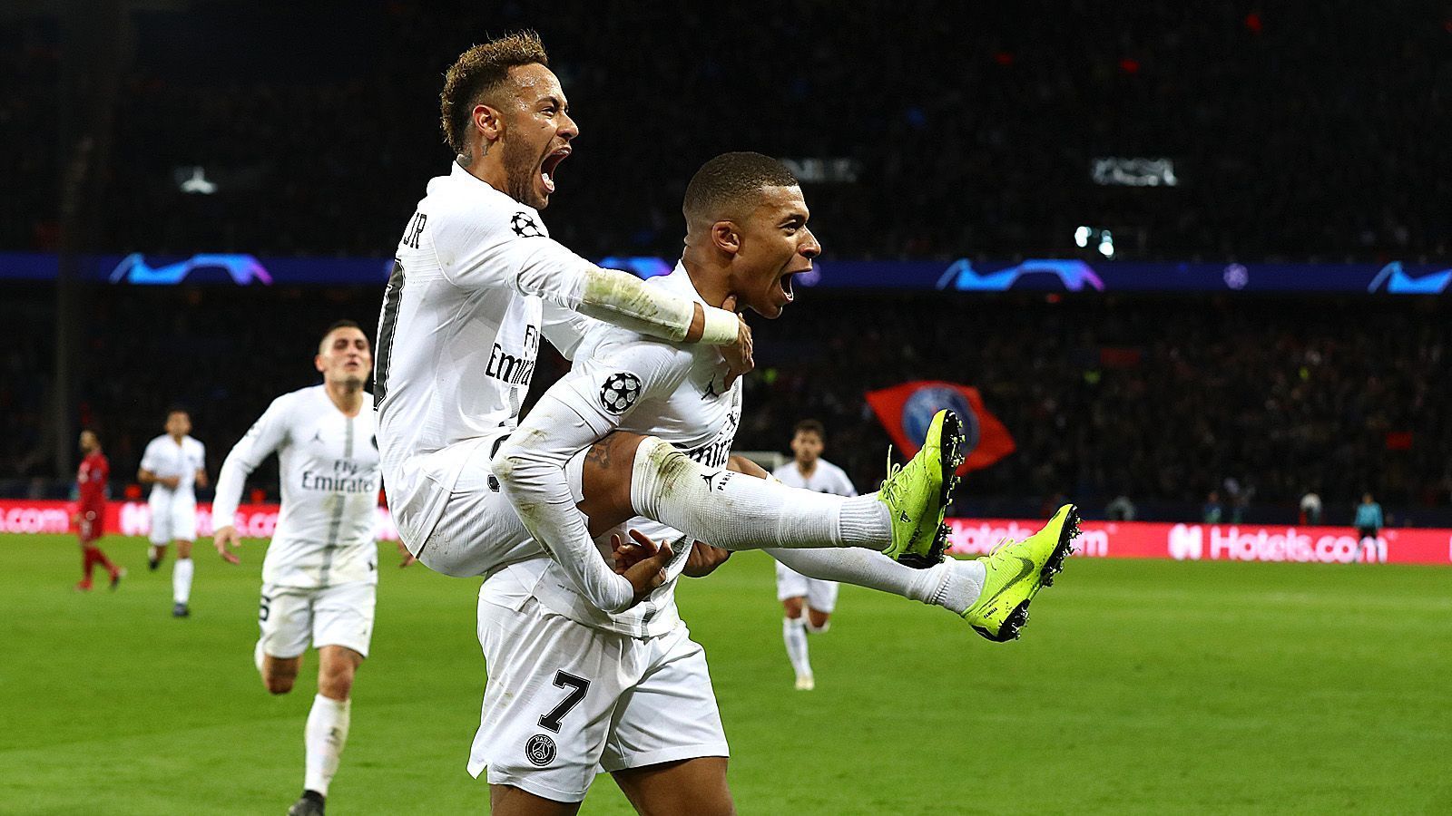 
                <strong>Platz 4: Paris Saint-Germain</strong><br>
                Paris, so scheint es, hat eine Wandlung vollzogen und etwas von der Naivität vergangener Champions-League-Saisons abgelegt. In der schwierigsten Gruppe mit Liverpool und Neapel verlor die Mannschaft von Thomas Tuchel nur ein Spiel und schnappte sich Platz eins. Daraus dürfte der Klub Selbstvertrauen für die anstehende K.o.-Phase ziehen. Die Qualität ist vor allem im Angriff mit Neymar und Kylian Mbappe vorhanden - doch das war nie das Problem. Unter Tuchel scheinen die Spieler ihre Fähigkeiten auch auf den Platz zu bringen.
              