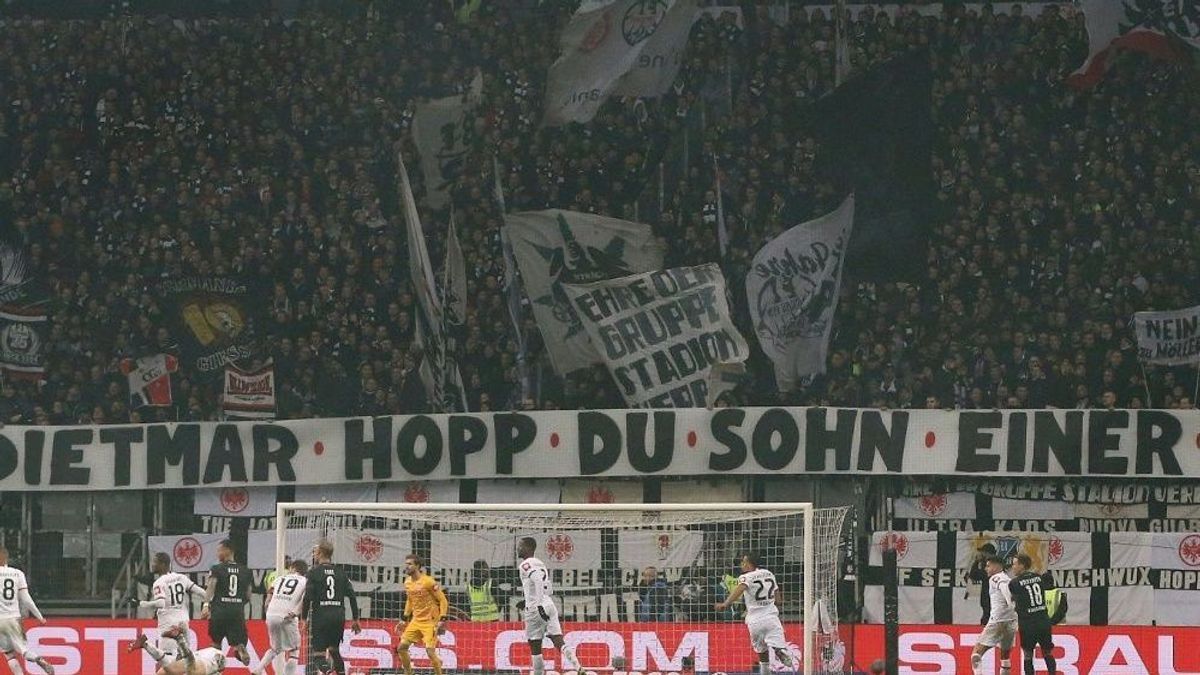 Banner der Frankfurter Fans beim Pokalspiel gegen Bremen