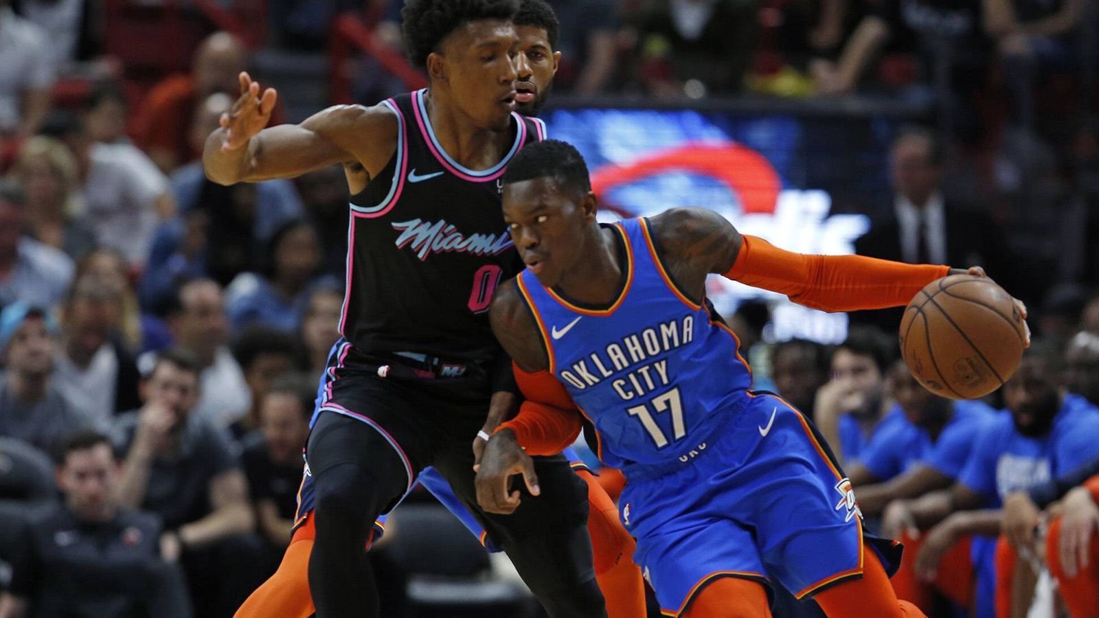 
                <strong>Gewinner: Oklahoma City Thunder</strong><br>
                Die Oklahoma City Thunder waren das leidtragenden Team beim Deal um Paul George. Trotzdem sind sie ein Gewinner. Nach dem Verlust von George hat General Manager Sam Presti konsequent die Reißleine gezogen und alles auf Neuaufbau ausgerichtet. Dementsprechend wurde nicht nur Jeremi Grant nach Denver verschifft, auch das Gesicht der Franchise, Russell Westbrook, in einem Blockbuster-Deal nach Houston getradet. Im Gegenzug haben sich die Thunder eine rekordverdächtige Zahl an Erstrundenpicks für die Zukunft gesichert. OKC stehen in den kommenden sechs Jahren sage und schreibe 15 Erstrundenpicks zu! Außerdem bekamen sie bei den drei Deals Chris Paul, Shai-Gilgeous Alexander und Danilo Gallinari.
              