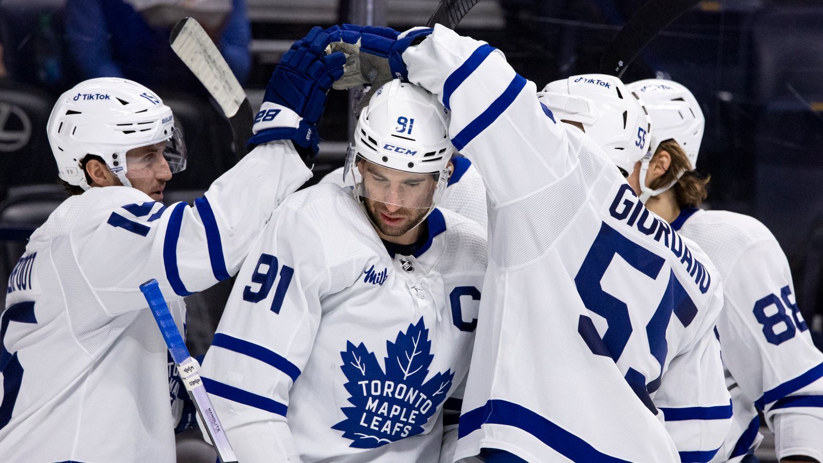 
                <strong>Toronto Maple Leafs</strong><br>
                Da die Florida Panthers gegen die Ottawa Senators verloren haben, stehen die Toronto Maple Leafs automatisch ohne selbst gespielt zu haben als Playoffteilnehmer fest. Es ist die 72. Teilnahme der Franchise an den Stanley Cup Playoffs. Das sind die drittmeisten Playoffteilnahmen aller NHL-Teams, hinter Montreal (85) und Boston (76).
              