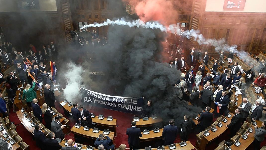 Belgrad: In diesem Standbild aus einem von RTS Serbien zur Verfügung gestellten Video werden Rauchbomben und Leuchtraketen im Parlament gezündet.