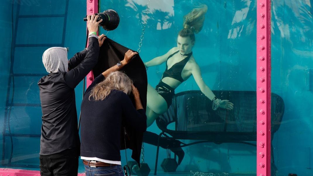 Katherine beim Unterwasser-Shooting in Woche 15 von GNTM 2023.