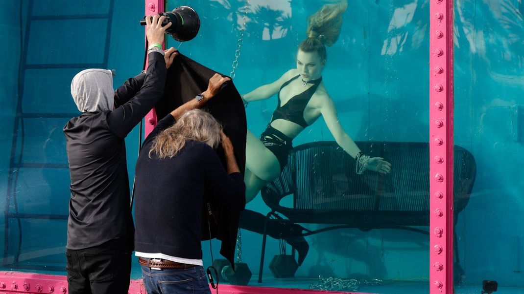 Katherine beim Unterwasser-Shooting in Woche 15 von GNTM 2023.