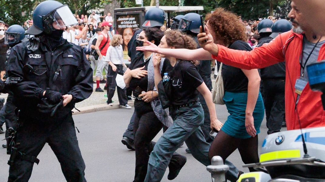 27. Juli 2024, Berlin: Teilnehmer:innen der Demonstration "Queers for Palestine" der Organisation Internationalist Queer Pride laufen am Ende der Veranstaltung auf Polizisten zu. Die Demo fand zeitgleich mit dem CSD statt, ist von diesem aber unabhängig.