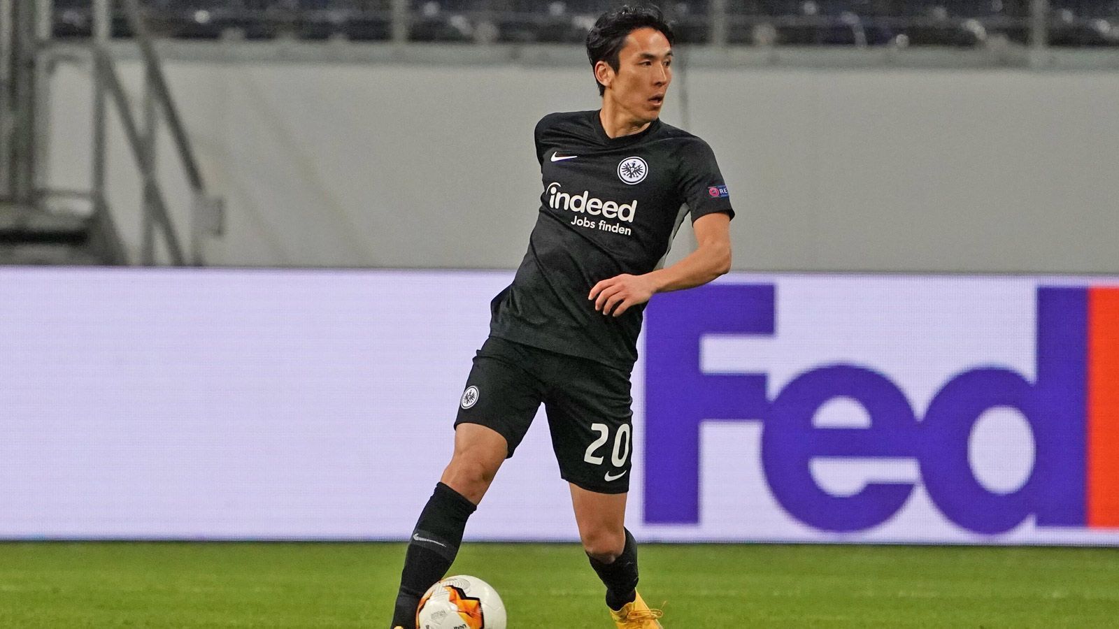 
                <strong>Makoto Hasebe</strong><br>
                Der Routinier in der defensiven Schaltzentrale, hat Ball und Gegner zunächst meist im Griff, nach vorne aber nicht so klar und zielstrebig wie sonst. Kann in Halbzeit zwei nicht zulegen. Insgesamt auch nur mau. ran-Note: 4
              