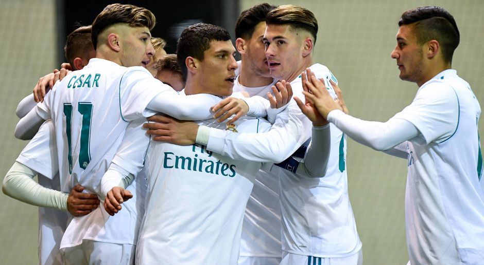 
                <strong>Real Madrid</strong><br>
                Die Königlichen schlugen in der ersten K.o.-Runde den FC Bayern mit 3:2. Einer der Torschützen war Miguel Baeza (im Bild verdeckt). Der 17-Jährige offensive Mittelfeldspieler bildet mit Stürmer Dani Gomez das bisher torgefährlichste Offensiv-Duo der Youth League. Gemeinsam kommen die beiden in sieben Spielen auf elf Treffer.
              