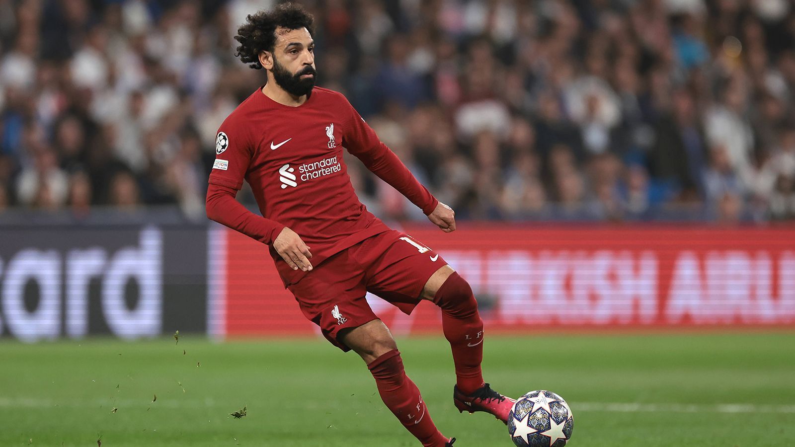 
                <strong>Platz 4: Mohamed Salah (FC Liverpool)</strong><br>
                Salah ist in der Liste der Einzige, der nicht bei einem der beiden Klubs aus Manchester kickt. Der ägyptische Nationalspieler spielt seit Jahren eine essentielle Rolle in der Elf von Trainer Jürgen Klopp beim FC Liverpool. Im Verein ist er bereits seit 2017, sein Vertrag geht bis Sommer 2025. Zuletzt krönte er sich ausgerechnet im Derby gegen ManUnited erfolgreichsten Torschützen der Klubgeschichte in der Premier League. Das muss natürlich entlohnt werden: Wöchentlich soll er 424.553 Euro verdienen. Mit Boni und diversen Prämien, die nicht eingerechnet sind, dürfte er vor Sancho liegen.
              