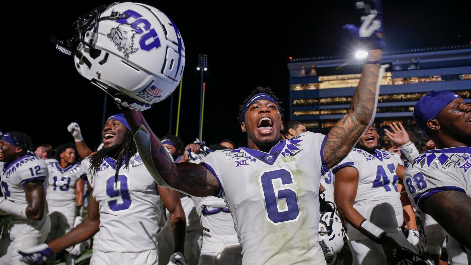 
                <strong>TCU Horned Frogs - wie spielt das Team?</strong><br>
                Die Horned Frogs sind ein lauflastiges Team, das mit der ISU auf ein Team trifft, das über eine starke Lauf-Defense - Platz 3 in der Big 12 zurzeit - verfügt. Besonders in der Secondary ist die ISU über die Cornerbacks Anthony Johnson und Datrone Young anfällig, was die Baylor University in der vergangenen Woche knallhart ausnutzte. Max Duggan, der True-Freshman Quarterback der TCU mag zwar ein junger Spieler sein, jedoch muss er in dieser Woche seine Chance bekommen, den Ball tief das Feld hinunterzuwerfen, um Kapital aus der Schwäche der ISU zu schlagen.
              