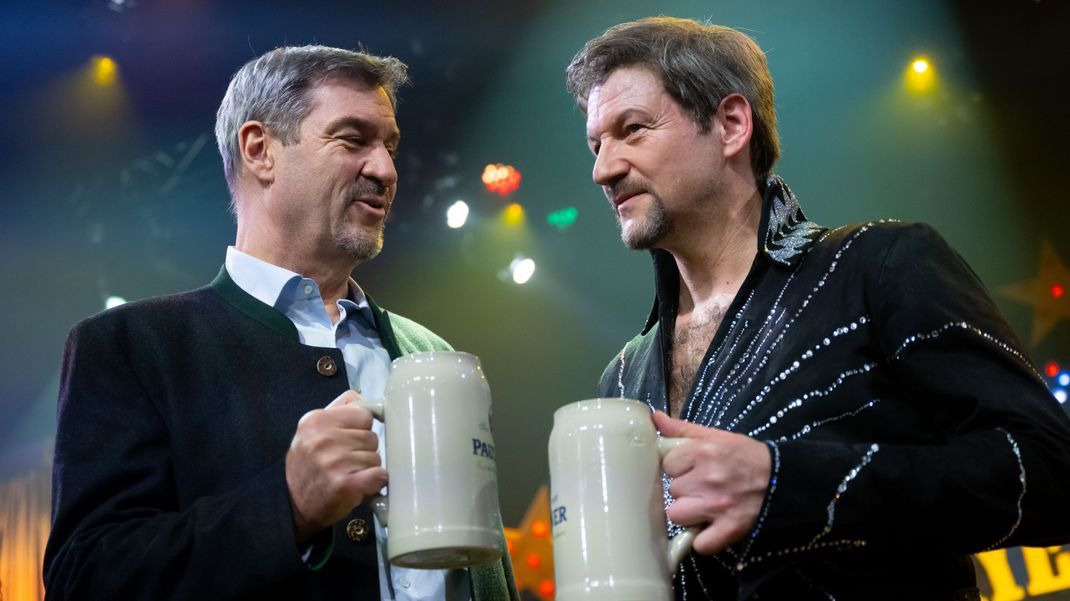 Markus Söder und sein Double Thomas Unger nach dem Singspiel zum Starkbierfest-Auftakt 2025.