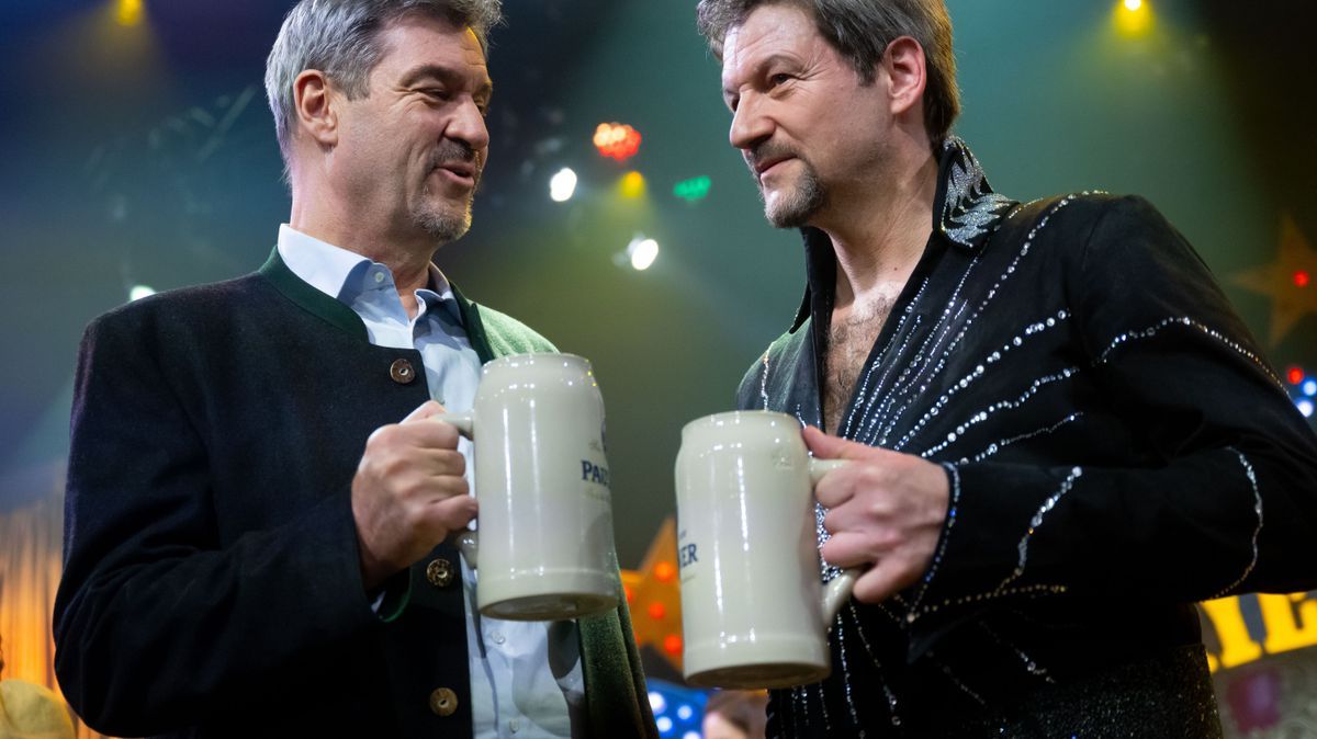 Markus Söder und sein Double Thomas Unger nach dem Singspiel zum Starkbierfest-Auftakt 2025.