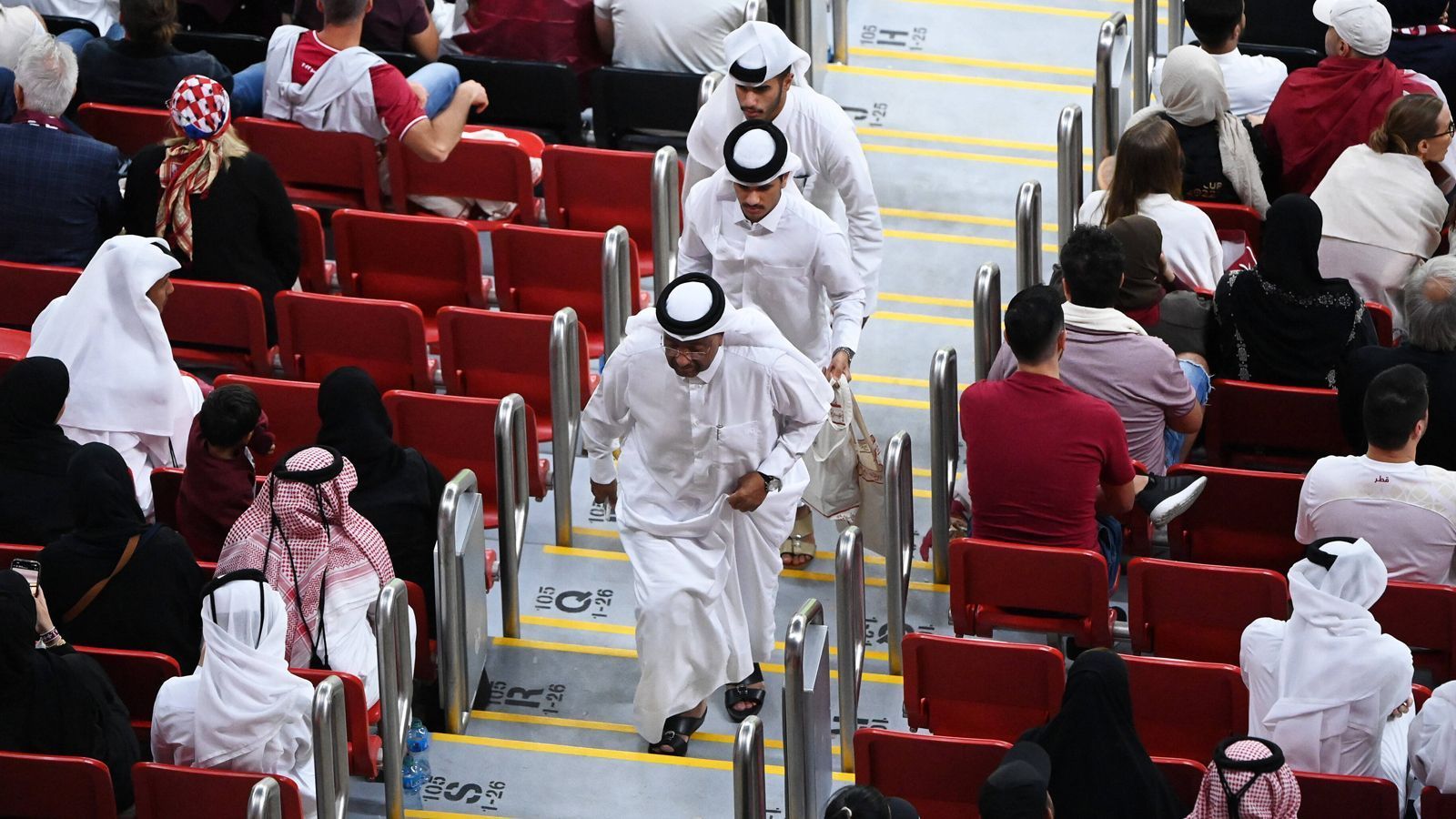
                <strong>Fans verlieren Hoffnung nach frühem Rückstand</strong><br>
                Fußballfreude sieht anders aus: Nach einem 0:2-Rückstand nach 31 Minuten war die WM-Vorfreude bei den Kataris schnell verflogen. Statt ihr Team weiter anzufeuern, stürmten sie in Scharen aus der Arena.
              