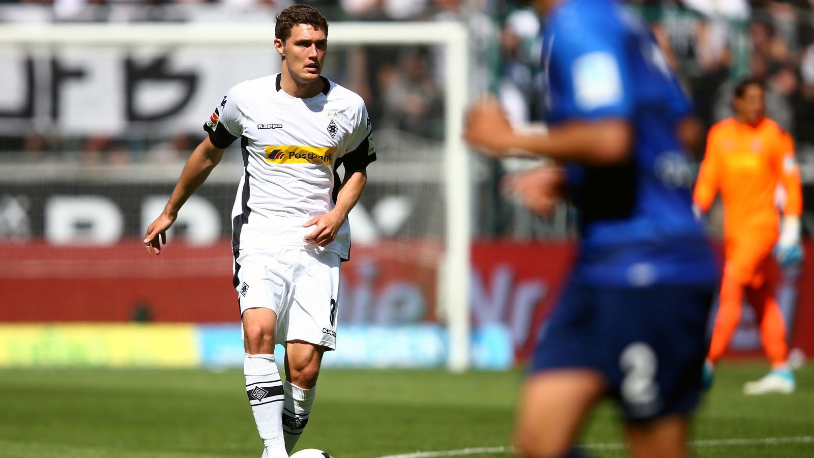 
                <strong>Andreas Christensen (Borussia Mönchengladbach)</strong><br>
                Borussia Mönchengladbach darf sich durchaus als Wegbegleiter von Andreas Christensen zum Weltklassespieler sehen, der der dänische Innenverteidiger heute ist. Zwischen 2015 und 2017 spielte das damalige Talent für die "Fohlen" und war in dieser Phase ein absoluter Leistungsträger (82 Pflichtspiel-Einsätze für Gladbach). Danach ging es für Christensen zurück zu Chelsea, wo er den Durchbruch schaffte. Im Sommer 2022 verließ er die "Blues" jedoch und heuerte ablösefrei beim FC Barcelona an. 
              