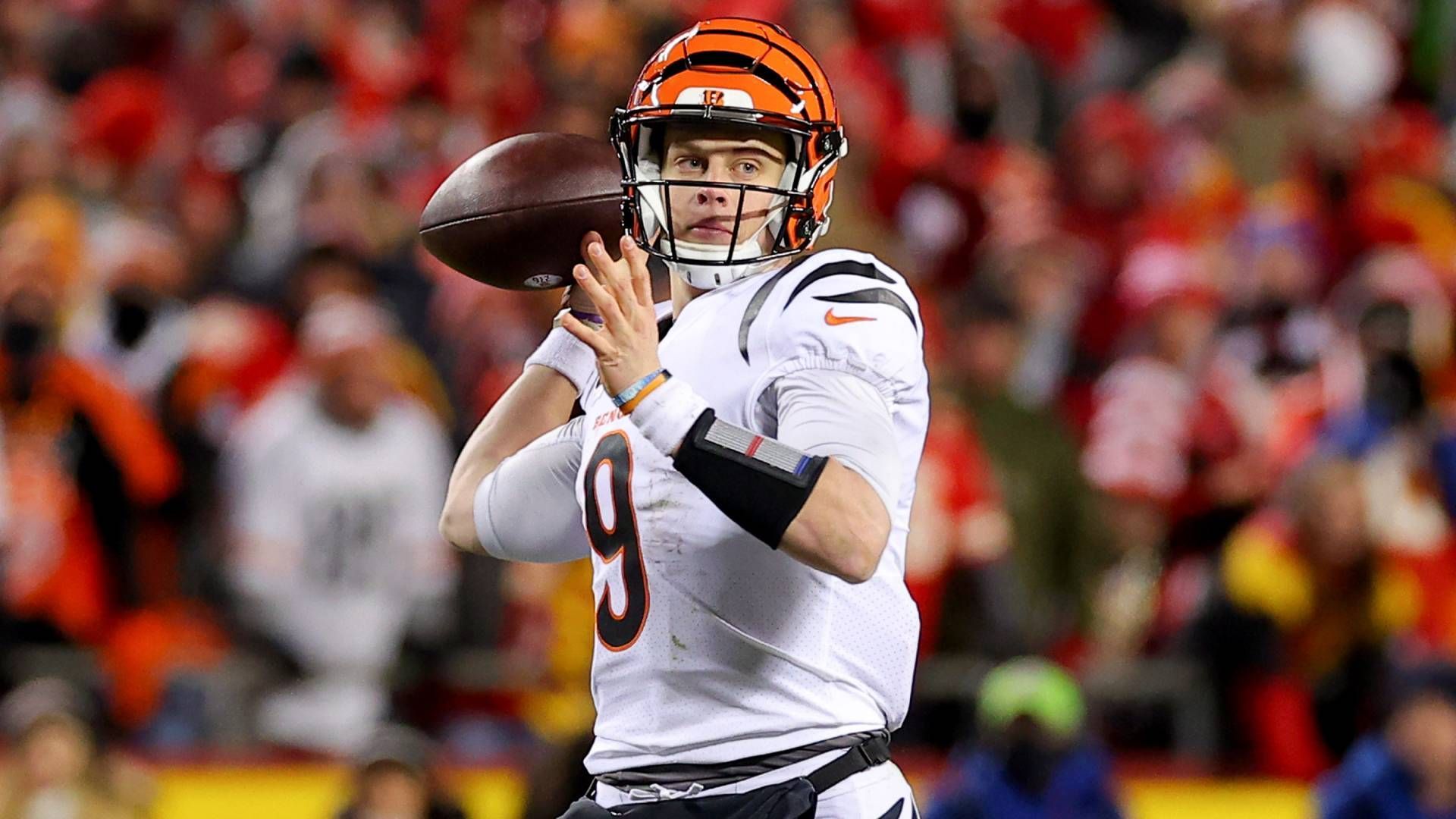 
                <strong>Joe Burrow (Cincinnati Bengals)</strong><br>
                Bei Joe Burrow stellt sich die Frage nach der Fifth Year Option nicht. Eine Super-Bowl-Teilnahme dürfte allein schon Argument genug sein, doch Burrow hat noch so viel mehr gezeigt. Schon jetzt, nach drei Jahren (von denen er ein halbes verletzt verpasste), ist er im Kreis der Top-Quarterbacks der NFL angekommen. Der 26-Jährige hat die Erwartungen des ersten Picks erfüllt und ist die Zukunft der Bengals.ran-Prognose: Fifth Year Option wird gezogen.
              