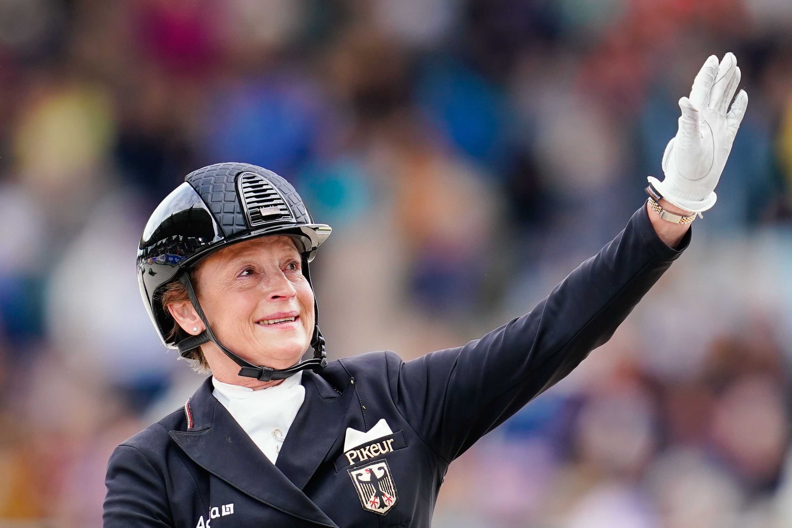 In einer langen Reihe erfolgreicher deutscher Reiter:innen, ist Isabell Werth die erfolgreichste. Ihr gelangen sagenhafte zwölf Medaillen bei olympischen Spielen - darunter sieben Gold- und fünf Silbermedaillen. Doch damit nicht genug: Sie hält außerdem den Rekord für die meisten Jahre zwischen der ersten und der letzten olympischen Medaille - unfassbare 29 Jahre!