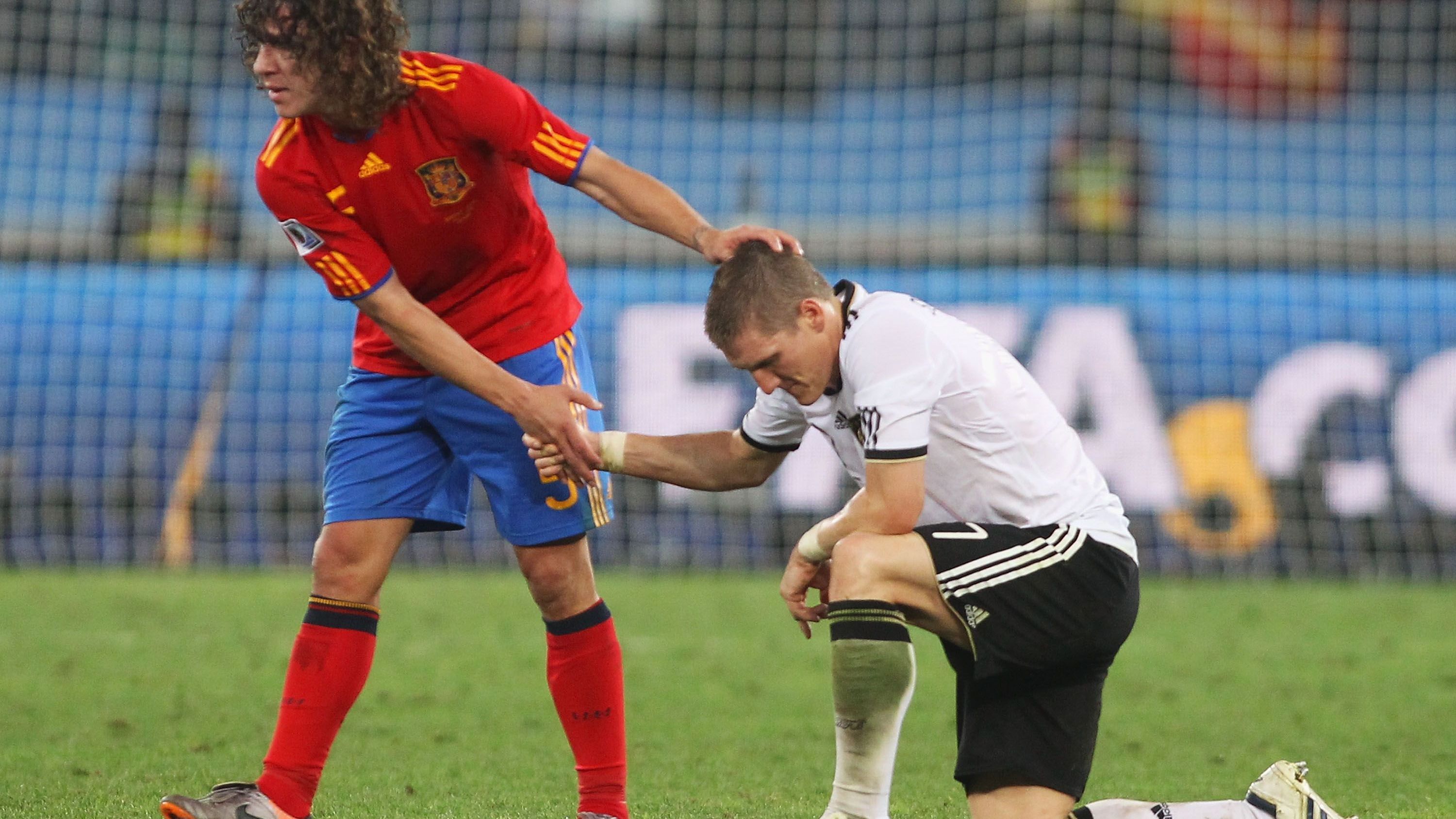 <strong>WM 2010, Halbfinale, Deutschland - Spanien 0:1</strong><br>Nach dem 1:0 gab es für die Löw-Auswahl kein Durchkommen mehr. Schweinsteiger und Co. mussten sich mit Platz 3 begnügen. Für Spanien ging hingegen der Traum vom Titel endlich in Erfüllung. Trainer del Bosque und Finaltorschütze Iniesta führten die Iberer zum Pokal. Die Niederlande hatte das Nachsehen (0:1).