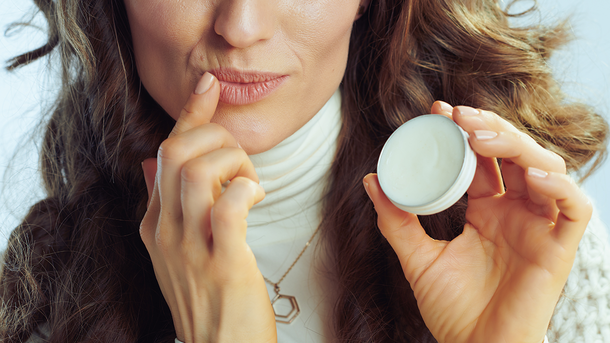 Hast du schon mal ein Lippenpeeling oder einen Lippenbalsam mit Kokosnussöl ausprobiert? Tipps und Tricks zur Anwendung findest du in unserem Beauty-Artikel.