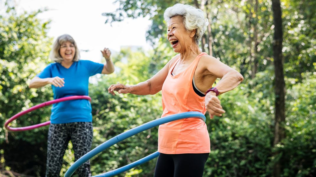 Hula-Hoop-Reifen können deine Beckenbodenmuskulatur trainieren. 