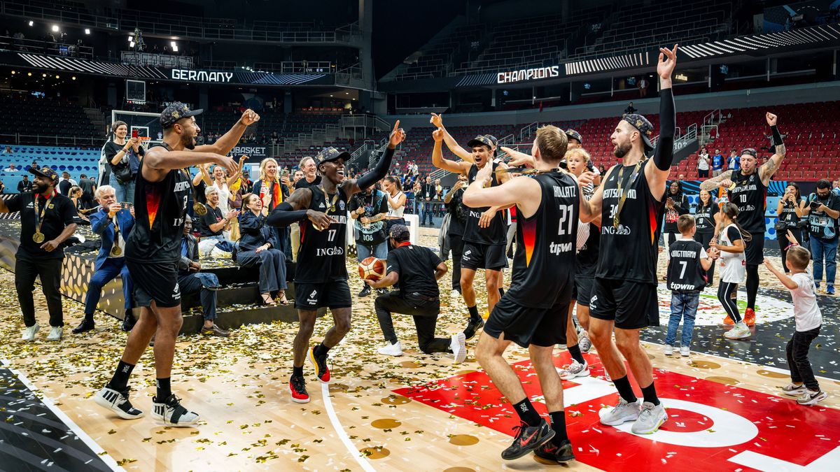 Basketball Riga 14.09.2025 DBB Länderspiel Männer Herren EuroBasket 2025 Finale Türkei (TUR) - Deutschland (GER) Deutschland ist Europameister Jubel Dennis Schröder Schroeder (Deutschland, No.17) S...