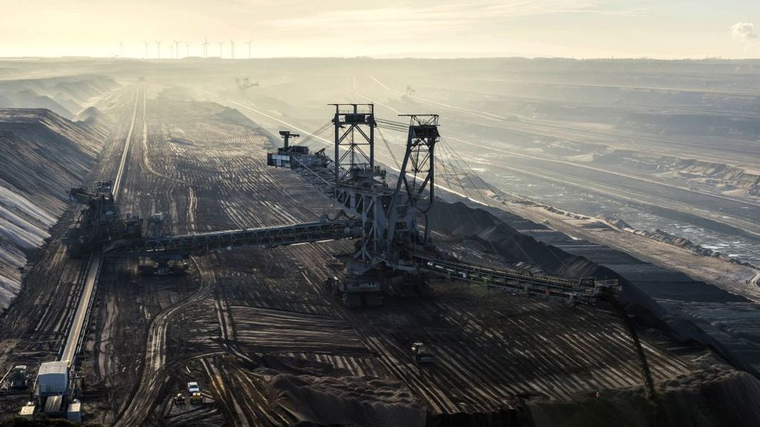 Weil Braunkohle nicht so tief abgesunken ist, lässt sie sich im Tagebau abbauen wie hier in Garzweiler 2014 bei Grevenbroich in Nordrhein-Westfalen. 