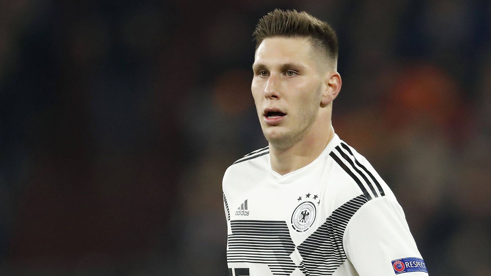 
                <strong>Niklas Süle (Bayern München/23/16)</strong><br>
                Süle hat schon im Verein den Konkurrenzkampf gegen Boateng und Hummels gewonnen, nun dürfte er allein aufgrund seines "Amtes" als Bayern-Innenverteidiger auch in der Nationalmannschaft gesetzt sein. Doch auch für ihn gilt: Leistung alleine macht noch keinen Anführer.
              