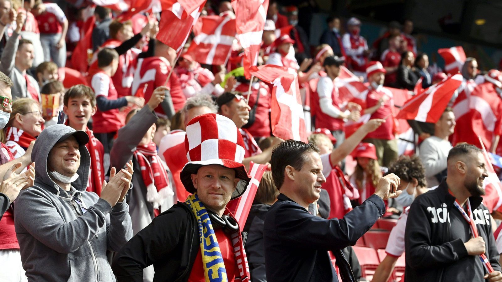 
                <strong>Dänemark</strong><br>
                &#x2022; <strong>Gruppe:</strong> B -<br>&#x2022; <strong>Team:</strong> Dänemark -<br>&#x2022; <strong>Spitzname:</strong> "Danish Dynamite", dänisches Dynamit.<br>
              