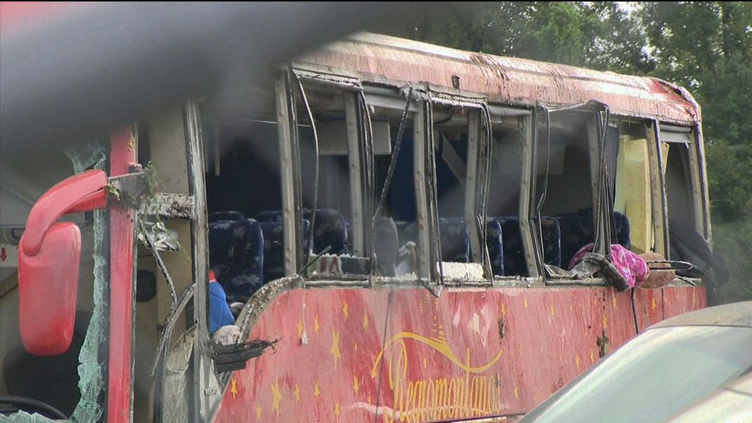 Ein beschädigter Bus ist zu sehen, nachdem er auf der Interstate 20 umgekippt ist. Bei einem schweren Busunfall im US-Bundesstaat Mississippi sind am frühen Samstagmorgen sieben Menschen getötet worden.&nbsp;