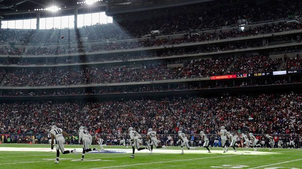 
                <strong>Houston Texans (NRG Stadium)</strong><br>
                Gesamtkosten für zwei Personen: 255,46 DollarTicket: 94,73 DollarBier: 5 DollarSoft Drink: 4,75 DollarHot Dog: 5,75 DollarParken: 35 Dollar
              