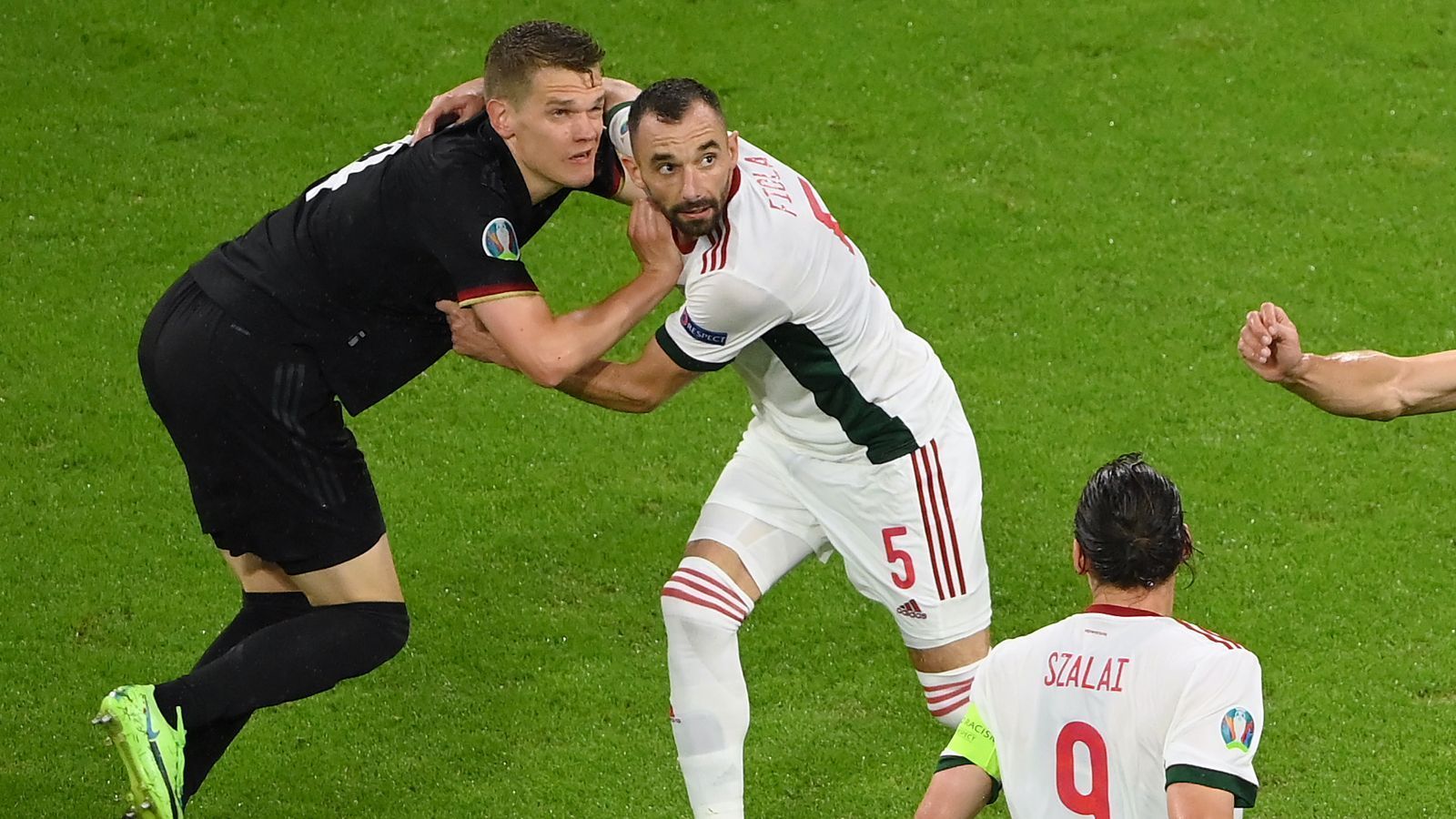 
                <strong>Matthias Ginter</strong><br>
                In der Defensive unterbeschäftigt, schaltet sich der Gladbacher immer wieder in die Offensive mit ein und flankt was das Zeug hält. Die Krux: Seine Bälle finden im ungarischen Sechzehner keinen Abnehmer. Hat in der 22. Minute eine gute Torchance, die allerdings vom starken Ungarn-Keeper Peter Gulacsi vereitelt wird. ran-Note: 4
              