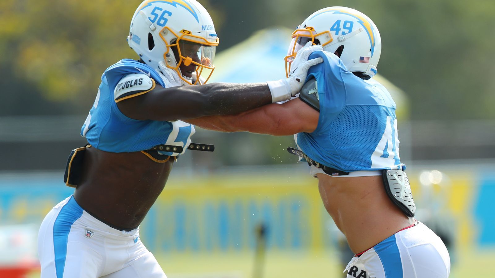 
                <strong>Los Angeles Chargers: Kenneth Murray (Defense)</strong><br>
                Den Chargers hat in den vergangenen Jahren ein athletischer Linebacker gefehlt. Mit einem teuren Trade im Draft sicherten sich die Chargers Murray (li.) in der ersten Runde und bauen auf seine Qualitäten als Laufverteidiger. Der Pick zahlt sich aber erst wirklich aus, wenn Murray auch im Passspiel eine Stütze sein kann. Im College ging ihm diese Qualität noch etwas ab.
              