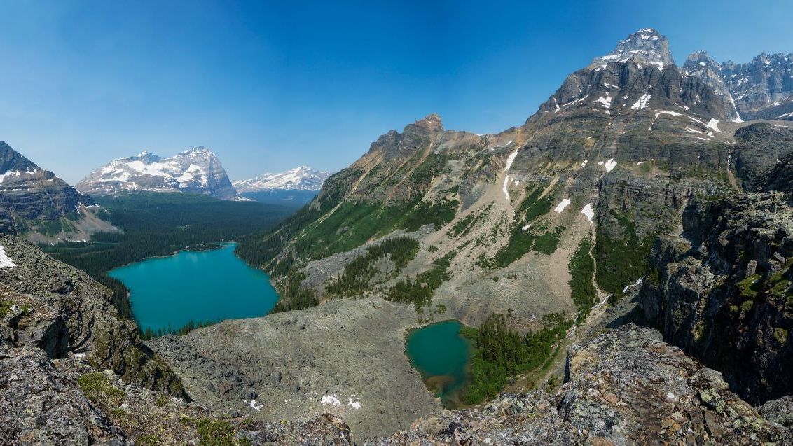 Yoho-Nationalpark: Er befindet sich im Hochgebirge der Rocky Mountains. Schneefall ist ab 1.500 Metern Höhe im Sommer nicht ungewöhnlich. Zu den Highlights zählen die Wasserfälle und Bergseen. In den Wäldern am Lake O'Hara (dahin fährt auch ein Shuttle-Bus!) tummeln sich die meisten Grizzlybären. Bei zu hoher "Bärenaktivität" werden die Wanderwege gesperrt.&nbsp;