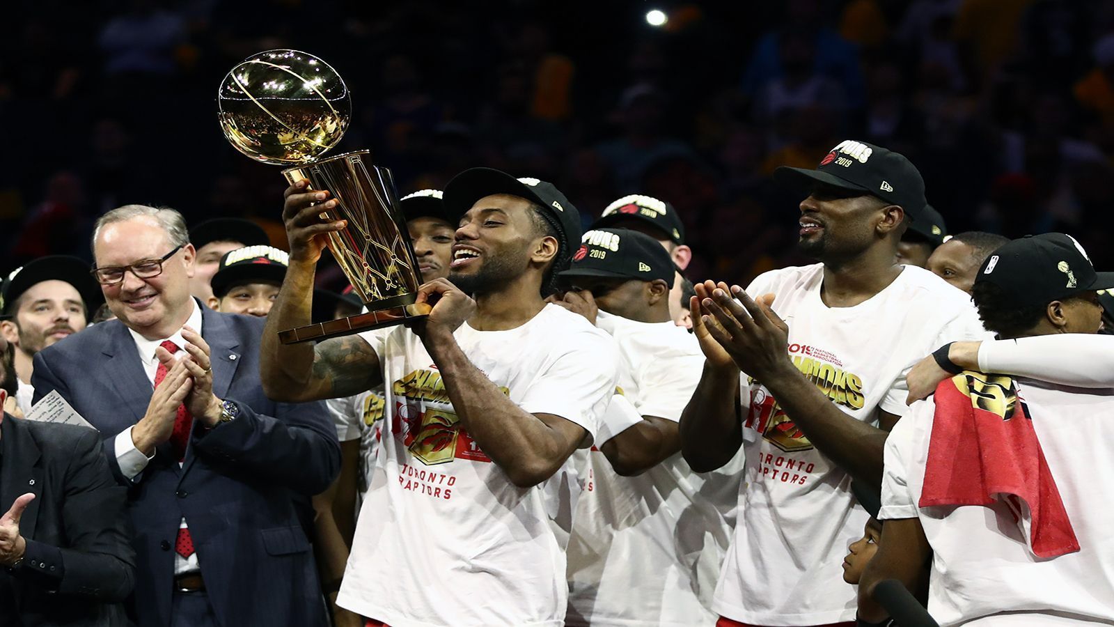 
                <strong>So würden die NBA-Playoffs nach aktuellem Stand aussehen</strong><br>
                Mit den Toronto Raptors gab es im letzten Jahr einen NBA-Champion, den nicht jeder auf der Rechnung hatte. In dieser Saison grätscht die Coronakrise mitten in die heiße Playoff-Phase. Am 18. April wäre der Kampf um die Larry O'Brien Championship Trophy gestartet. So hätten die Spiele nach aktuellem Stand der Conference-Tabellen ausgesehen.
              