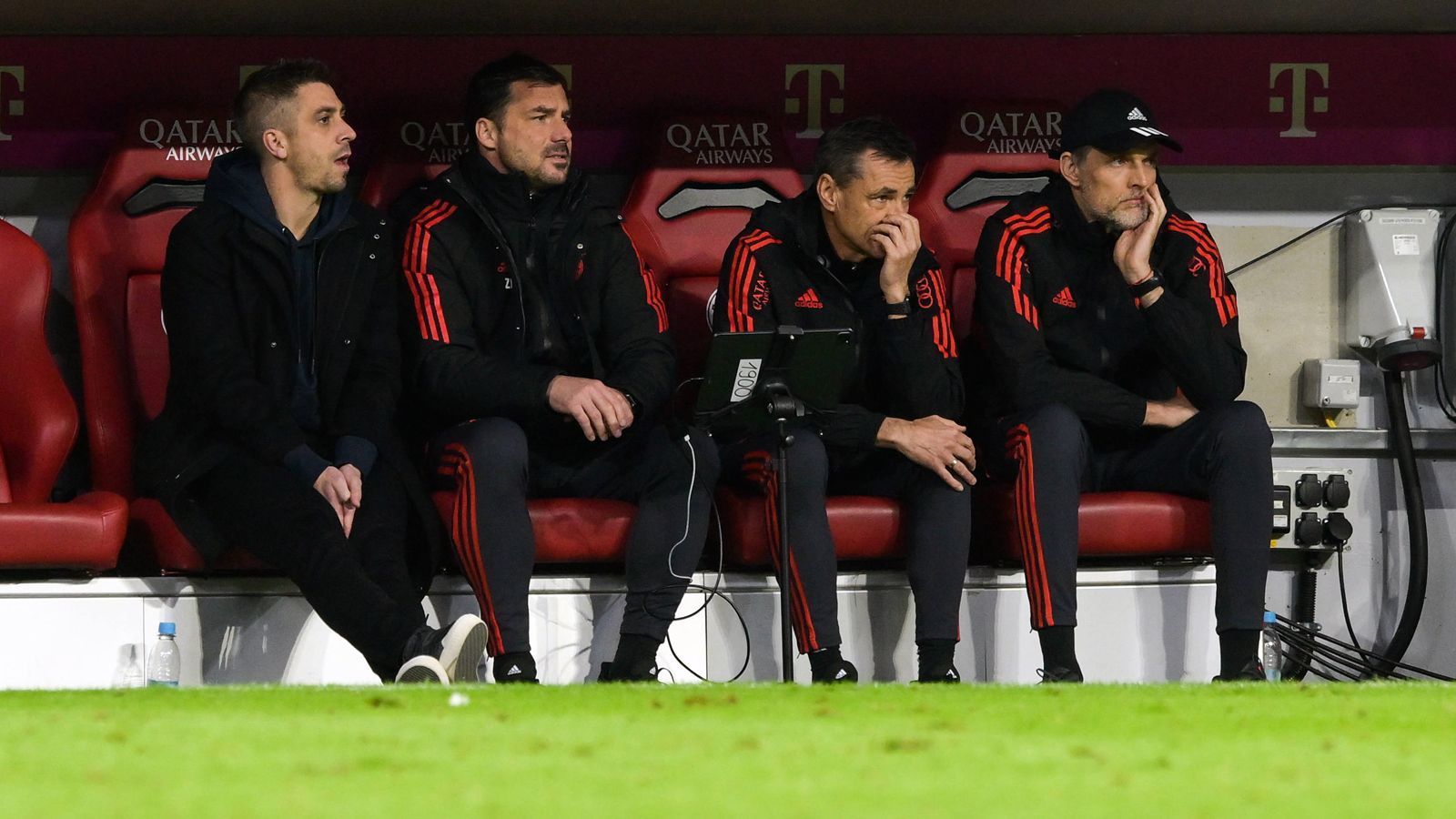 
                <strong>18:30 Uhr: Los geht's in der Allianz Arena</strong><br>
                Anstoß! Während Edin Terzic von Anfang an am Rand seiner Coaching Zone steht, sitzt Tuchel noch entspannt auf seiner Trainerbank.
              