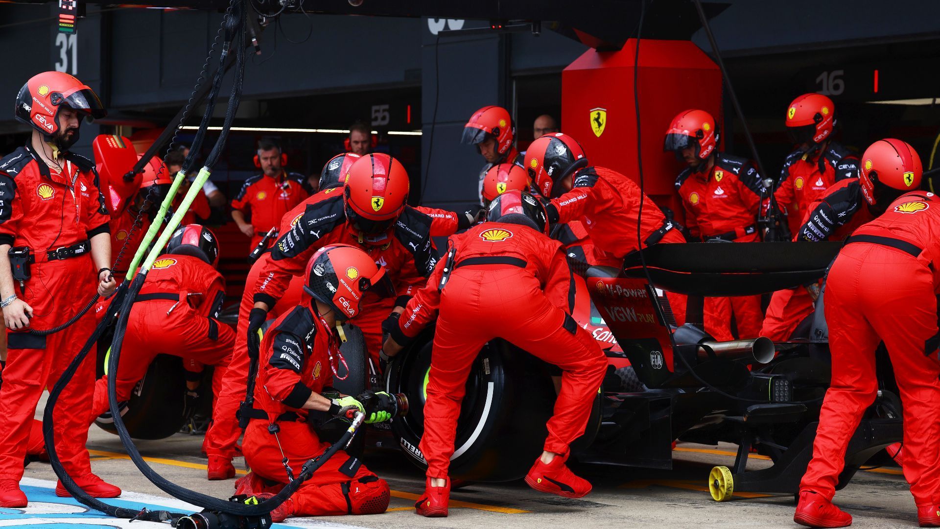 
                <strong>Verlierer: Ferrari</strong><br>
                Die Scuderia kommt auch in England nicht aus dem Quark. Besonders verheerend ist dabei wieder einmal die Vorstellung im Rennen. Nach Platz vier und fünf im Qualifying kommen Leclerc und Sainz am Sonntag nicht aus den Pötten. Dazu wird offenbart, dass Ferrari vor allem mit dem harten Reifen riesige Probleme hat. Die Saison ist für die Roten schon vor der Halbzeit so gut wie gelaufen.
              