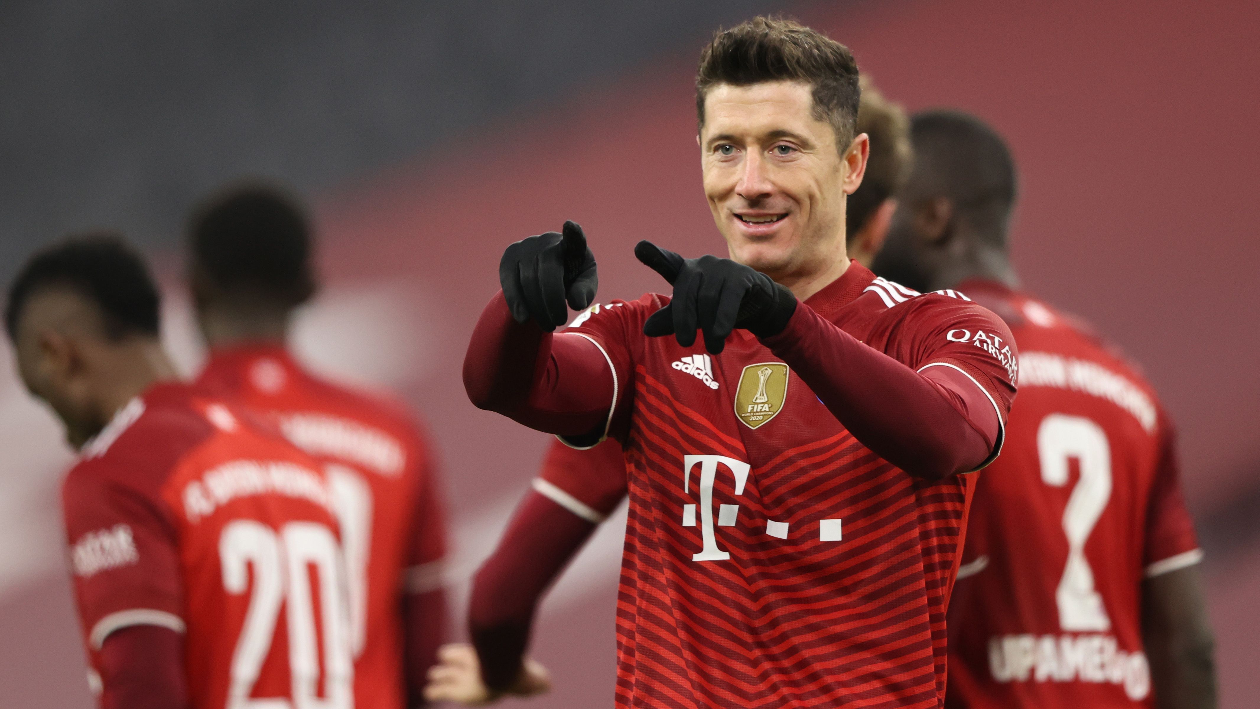 
                <strong>17. Spieltag: Lewandowski bricht Müller-Rekord</strong><br>
                Mit seinem Treffer zum 4:0 gegen den VfL Wolfsburg stellte Robert Lewandowski einen neuen Rekord auf. Der 33-Jährige traf 2021 zum 43-mal in der Bundesliga und stellt damit eine neue Bestmarke für die meisten Tore innerhalb eines Kalenderjahrs auf. Bayern-Legende Gerd Müller gelangen 1972 42 Treffer.
              