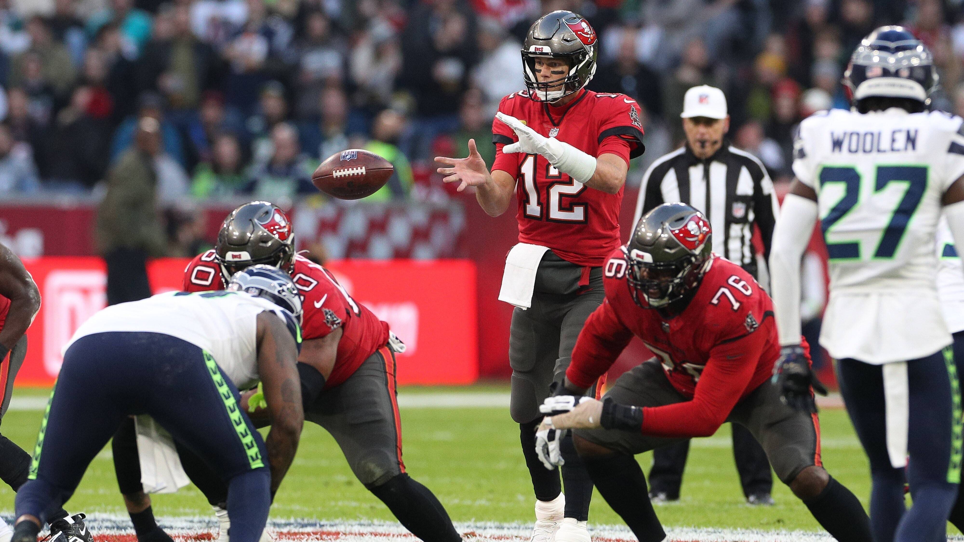 
                <strong>Tom Brady rockt die Allianz Arena: Spielfilm des G.O.A.T. beim Munich Game</strong><br>
                Im vierten Viertel ließen die Bucs dann nochmal Spannung aufkommen, nachdem Brady seine erste und einzige Interception der Partie warf. Die Seahawks nutzten den Fehler des G.O.A.T. und kamen per Touchdown zum 16:21 noch mal ran. Für mehr sollte es aber nicht reichen.
              