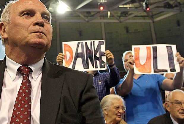 
                <strong>Danke, Uli!</strong><br>
                Während der Versammlung darf sich Hoeneß immer wieder über "Uli"-Rufe freuen. Über seine Steuersünden sagt er anschließend: "Ich will mich nicht sauberer machen als ich bin. Ich habe einen großen Fehler gemacht und werde für alles gerade stehen."
              