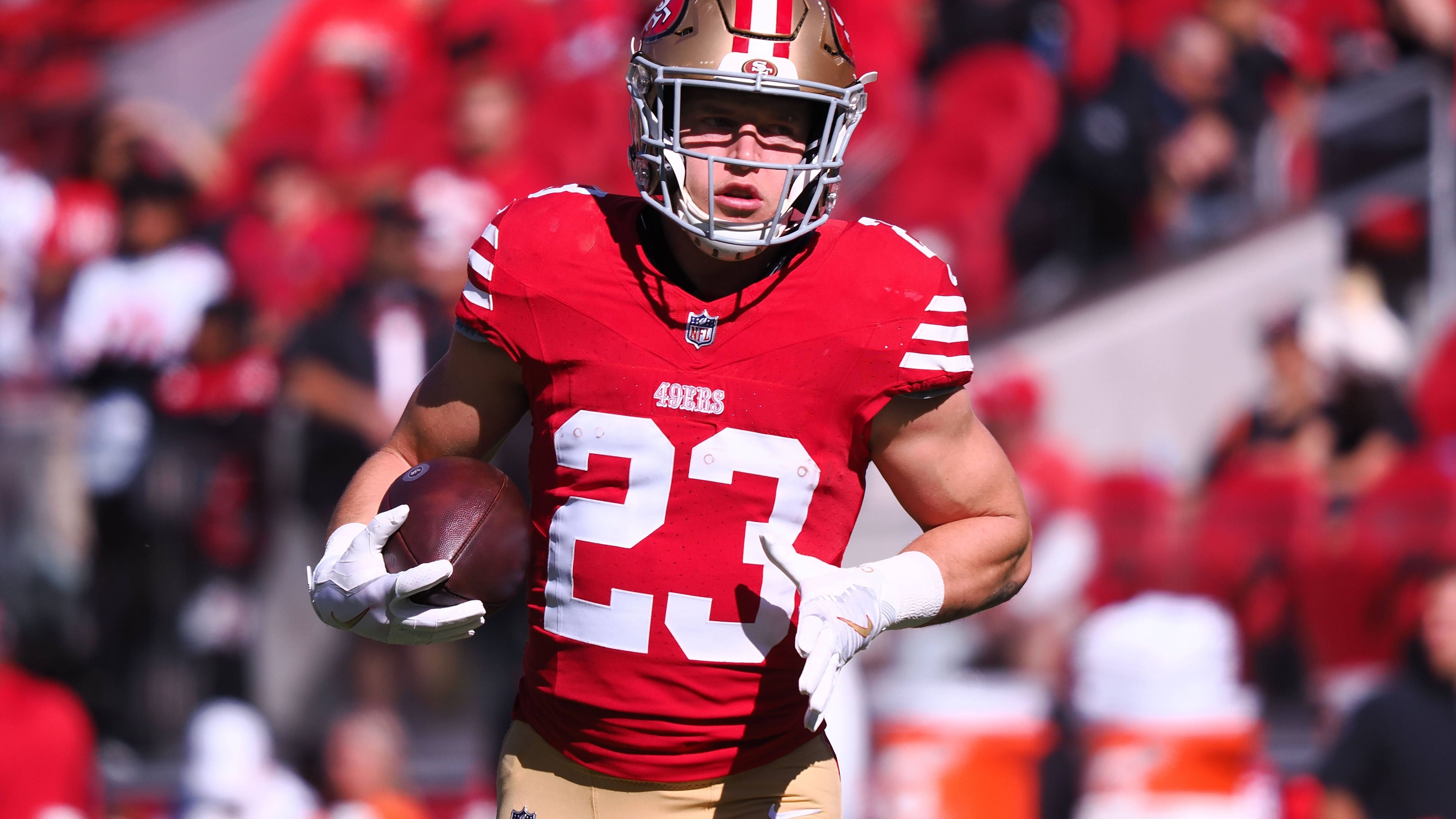 <strong>Woche 8: Christian McCaffrey (San Francisco 49ers)</strong><br>Christian McCaffrey, der Running Back der San Francisco 49ers, hat seinen Erfolgslauf fortgesetzt. Im Spiel gegen die Cincinnati Bengals gelang ihm ein Touchdown, sodass er nun in 17 Spielen hintereinander (inkl. Playoffs) in die Endzone gelangte. Damit stellte er den historischen Rekord von Lenny Moore ein. Gut möglich, dass er im nächsten Spiel gegen die Jaguars zum alleinigen Rekordhalter wird.&nbsp;