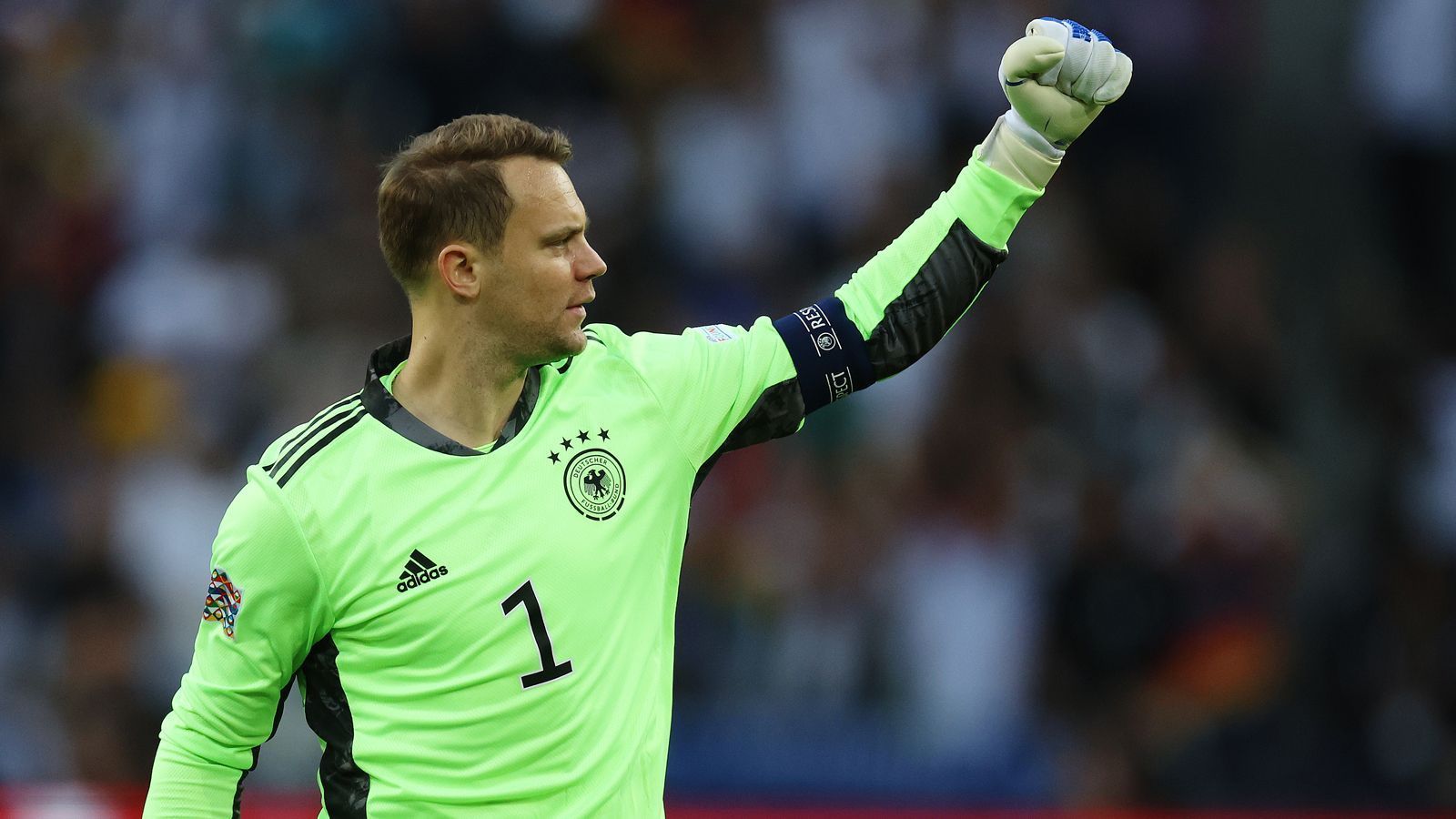 
                <strong>Manuel Neuer</strong><br>
                Reagiert in der achten Minute stark aus kurzer Distanz gegen Raspadori. Auch sonst hellwach, hat aber in der ersten Halbzeit weniger zu tun als gedacht. Ärgerlich für ihn, dass er den Schuss von Dimarco zur Seite abprallen lässt, aber vor die Füße von Gnonto, der zum 1:5 abstaubt. Wieder nicht zu Null. Beim 2:5 in der Nachspielzeit ist er machtlos. ran-Note: 3
              