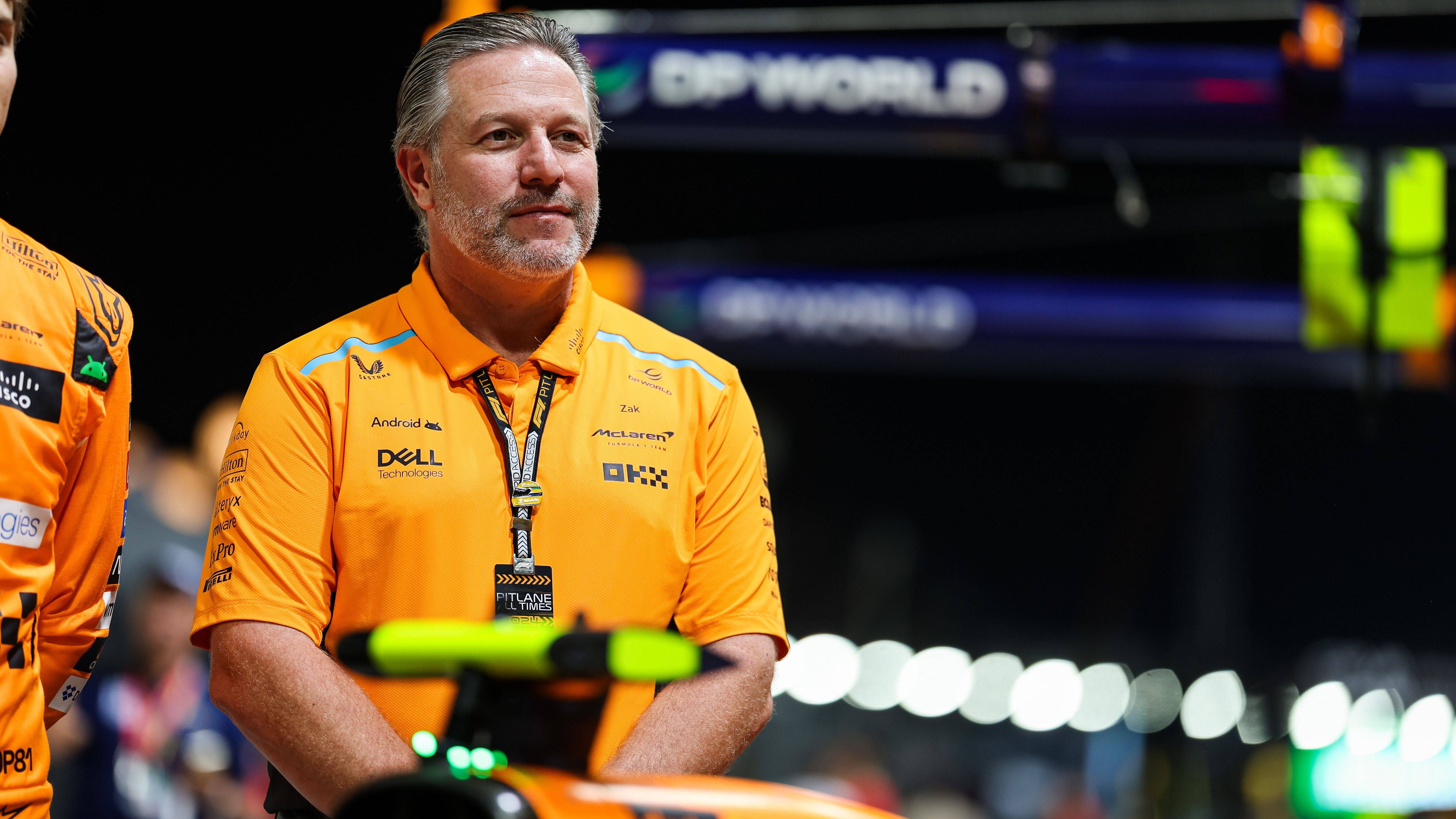 <strong>Gewinner: Zak Brown</strong><br>Platz eins für Lando Norris, Rang drei für Oscar Piastri - und den Vorsprung in der Konstrukteurs-WM hat McLaren inzwischen auf satte 41 Punkte ausgebaut. Der Boss des Traditionsrennstalls dürfte gut gelaunt die Nacht in Singapur verleben.