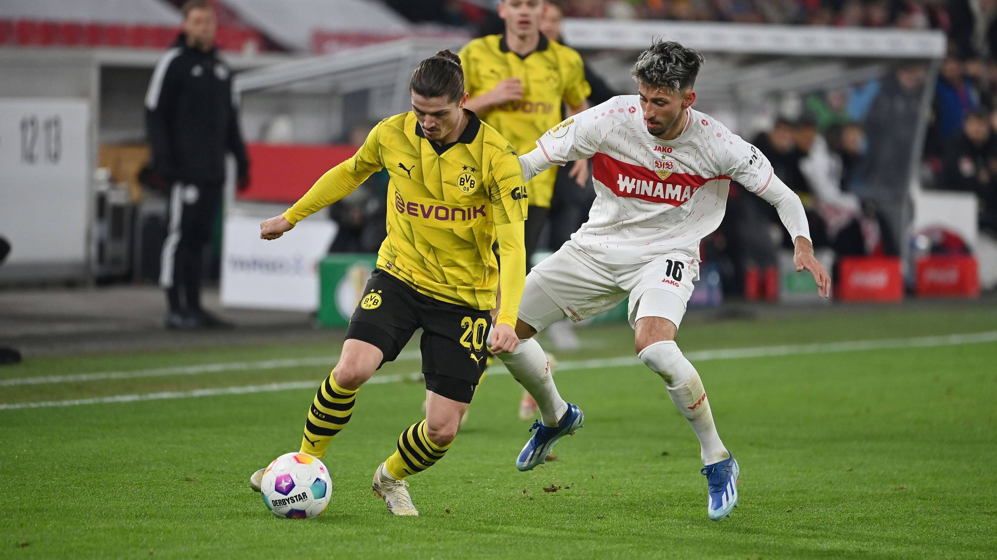 <strong>Atakan Karazor<br></strong>In der Zentrale einer der Garanten für Stuttgarts lange Ballbesitzphasen. Schaltet sich auch hier und da offensiv ein und kommt in der Nachspielzeit der ersten Hälfte zum Abschluss, der pariert wird. Stellt die Räume gut zu. <strong>ran-Note: 3</strong>