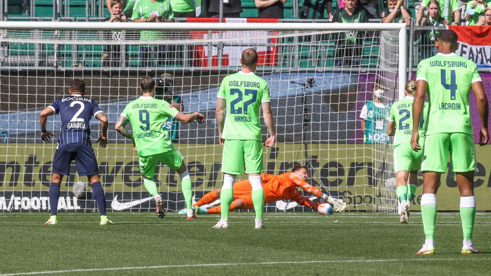 
                <strong>Gewinner: Manuel Riemann</strong><br>
                Obwohl der VfL Bochum bei seinem Bundesliga-Comeback nach über zehn Jahren dem VfL Wolfsburg mit 0:1 unterlag, gab es dennoch einen Gewinner. Der heißt Manuel Riemann. Der 32-Jährige absolvierte nicht nur sein erstes Bundesliga-Spiel, sondern parierte neben sieben weiteren Torschüssen auch einen Elfmeter des eigentlich sicheren Schützen Wout Weghorst. Wenn Riemann diese Quote beibehält, dann ist er auch eine sichere Bank für den ran Bundesliga Manager.
              