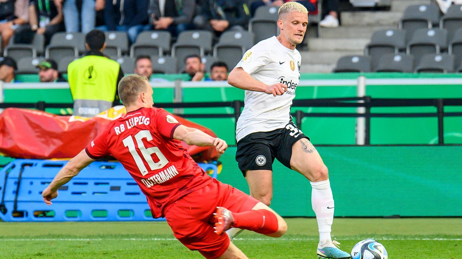 
                <strong>Philipp Max (Eintracht Frankfurt) </strong><br>
                Defensiv zeigt der Sohn des ehemaligen Bundesliga-Torschützenkönigs Martin Max ein souveränes Spiel, allerdings gelingen ihm kaum nennenswerte Aktionen nach vorne. Von seinen eigentlich gefürchteten Flanken findet keine einen Abnehmer. Muss in der 78. Minute für Borre weichen. ran-Note: 4
              