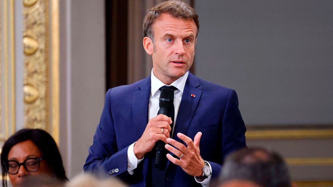 Emmanuel Macron spricht im Elysee-Palast zu den Bürgermeister:innen aus Städten und Gemeinden.