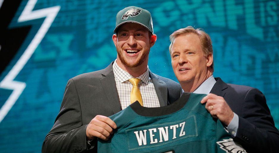 
                <strong>Carson Wentz</strong><br>
                Neben Carson Wentz wurden im NFL Draft 2016 ganze 14 weitere Quarterbacks ausgewählt. Nie zuvor wurden so viele Passgeber in einem Draft gezogen.
              