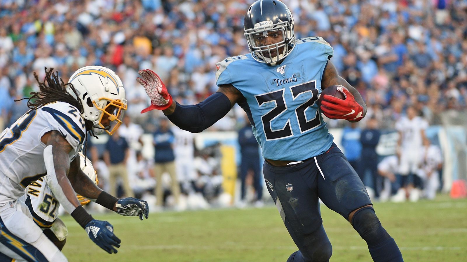 
                <strong>Sit: Derrick Henry</strong><br>
                Im Fantasy Football ist der Gegner häufig entscheidender als die individuelle Qualität des Spielers. Dann ist Derrick Henry ein klarer Start, oder? Die Tampa Bay Buccaneers haben doch seit Jahren eine schlechte Verteidigung? Denkste! Zumindest in diesem Jahr tritt die Defensive Line der Bucs extrem dominant auf und hat schon einige gute Running Backs gestoppt. Matt Breida, Tevin Coleman, Christian McCaffrey, Todd Gurley und Alvin Kamara haben sich dieses Jahr mit Tampa gemessen. Alle zeigten unterdurchschnittliche Leistungen. Im Gegensatz dazu ist die Passverteidigung schlagbar. Daher wird der Gameplan der Titans den Ball häufiger in Tannehills Hände legen. Lasst Henry diese Woche lieber auf der Bank.
              