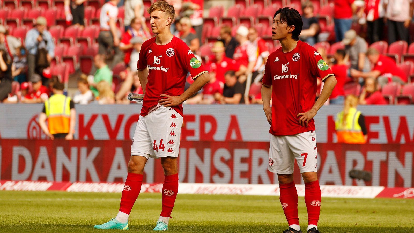 
                <strong>Die Motivation des 1. FSV Mainz 05</strong><br>
                Für Mainz geht es zunächst einmal darum, sich nicht mit fünf Niederlagen in Serie aus der Saison zu verabschieden. Trainer Bo Svensson ärgert, dass der Negativlauf alles überschattet: "Leider ist es der momentane Eindruck, der bleibt. Fakt ist jedoch, dass wir eine gute Saison spielen." Mit einem Sieg in Dortmund könnte man dies noch einmal unterstreichen und vielleicht sogar auf Platz 8 vorrücken, sofern Eintracht Frankfurt gegen den SC Freiburg verliert bzw. unentschieden spielt und Mainz 6 Treffer im Torverhältnis aufholt.  
              