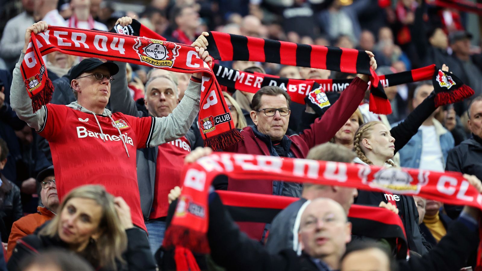 
                <strong>Platz 13 - Bayer Leverkusen</strong><br>
                &#x2022; Durchschnittliche Anzahl an Auswärtsfans: 2.309<br>&#x2022; Höchste Anzahl an Auswärtsfahrern: 5.600 (in Dortmund)<br>&#x2022; Niedrigste Anzahl an Auswärtsfahrern: 720 (in Wolfsburg)<br>
              