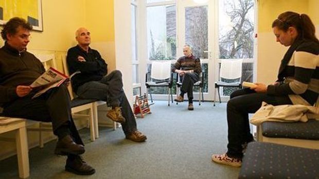 Wartezimmer einer Arztpraxis: Die meisten Deutschen sind zufrieden mit der Erreichbarkeit von Ärzten. (Bild: dpa)