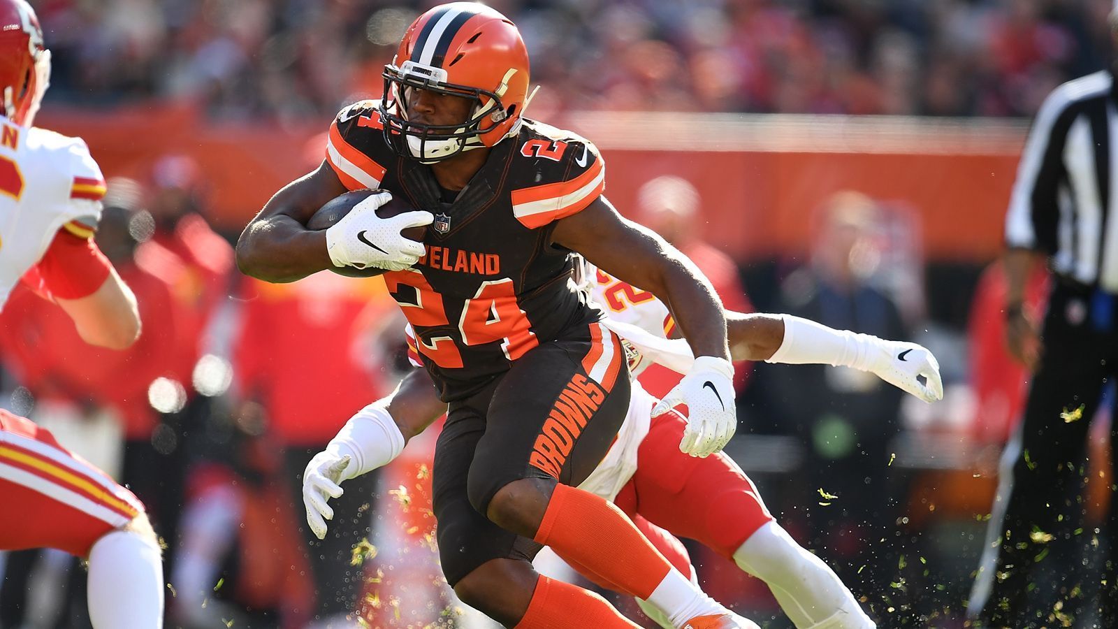 
                <strong>Nick Chubb (Cleveland Browns)</strong><br>
                Ein weiterer Browns-Rookie, der eingeschlagen ist. Zweitrundenpick Nick Chubb sorgte bereits für einige Highlights, darunter ein überragender 92-Yard-Touchdown. Der Running Back hat bereits acht Touchdowns erzielt und 760 Yards erlaufen. Die Browns tradeten während der Saison sogar den eigentlichen Starting-Running-Back Carlos Hyde zu den Jaguars, weil sie auf Chubb und Duke Johnson vertrauen. 
              